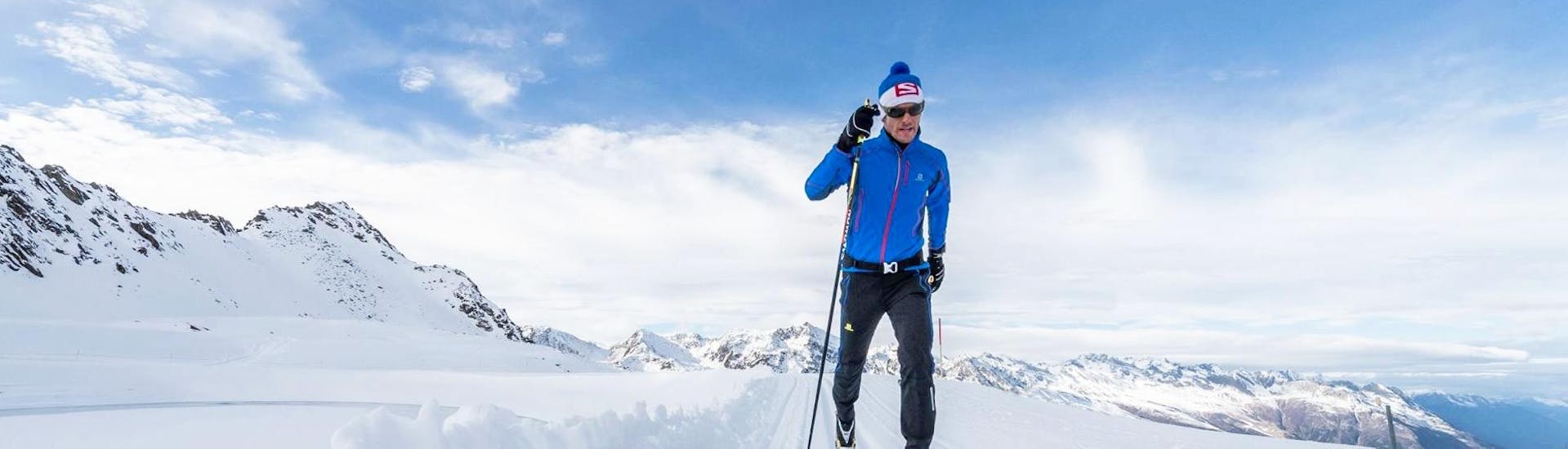 Ein Teilnehmer des privaten Langlaufkurses für alle Levels der Schischule Hochgurgl gleitet durch die wunderschöne Winterlandschaft des Skigebiets Obergurgl-Hochgurgl.