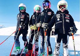 Vier leerlingen van de Giorgio Rocca Ski Academy St.Moritz poseren samen voor een foto tijdens de Kids Skilessen (4-12 j.) voor alle niveaus - Ochtend.