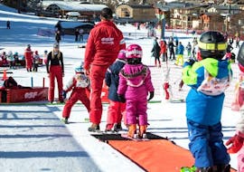 Kids are learning to ski during their Kids Ski Lessons (3-4 y.) for First Timers with ESF Val Cenis.