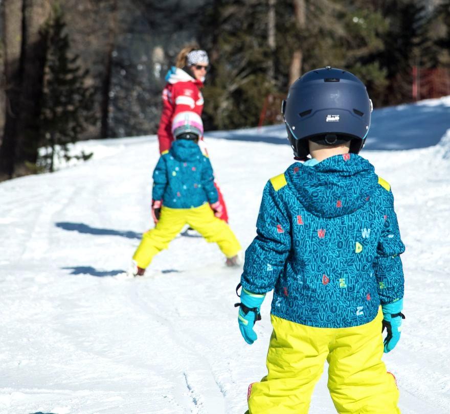 Kids are skiing down a slope during their Kids Ski Lessons (5-12 y.) for All Levels with ESF Val Cenis.