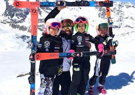 Un instructor de esquí de Giorgio Rocca Ski Academy St.Moritz se divierte con unos niños durante las clases de esquí para niños (4-12 años) para todos los niveles - En la tarde.