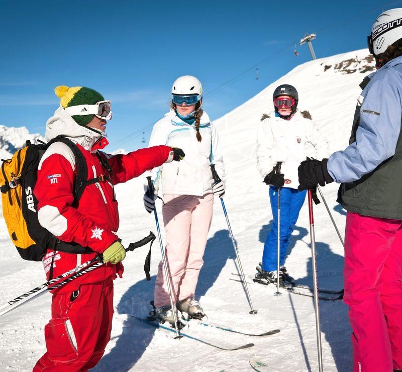 Des skieurs écoutent leur moniteur pendant leurs Cours de ski Adultes (dès 13 ans) pour Tous niveaux avec l'ESF Val Cenis.