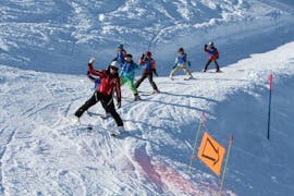 Un groupe d'enfants suit leur moniteur de ski de la Schweizer Skischule Zweisimmen sur la piste pendant leurs Cours de ski Enfants (3-16 ans) avec Expérience.