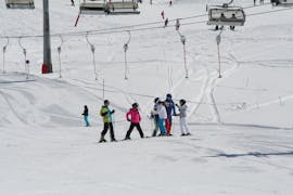 Un gruppo di bambini si esercita sulla pista durante le lezioni di sci per bambini (6-15 anni) per sciatori esperti della Skischule Ischgl.