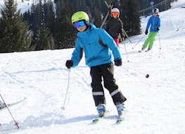 Ein Skifahrer verbessert seine Technik während des privaten Skikurses für Kinder mit der Schweizer Skischule Zweisimmen.