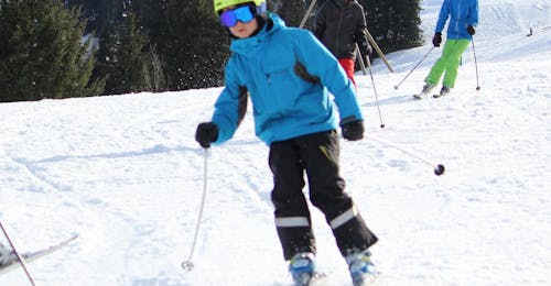 Privé skilessen voor kinderen - Saanenmöser & Schönried met Swiss Ski School Zweisimmen Een skiër verbetert zijn techniek tijdens privéskilessen voor kinderen bij de Zwitserse skischool Zweisimmen.