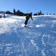 Ein Skifahrer zeigt seine verbesserten Fähigkeiten während des privaten Skikurses für Erwachsene aller Levels mit der Schweizer Skischule Zweisimmen.