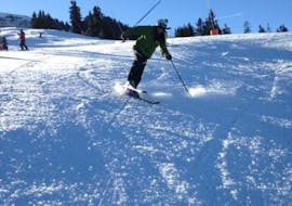 Een skiër toont zijn verbeterde vaardigheden tijdens privé-skilessen voor volwassenen van alle niveaus bij de Zwitserse skischool Zweisimmen.