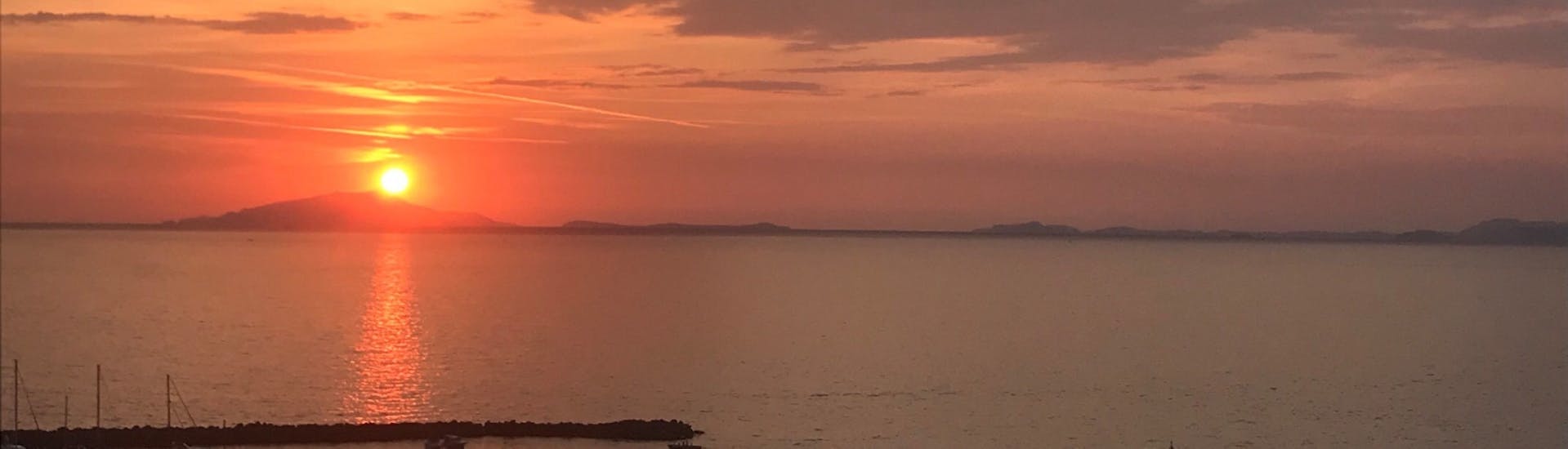 Una vista incredibile del tramonto sulla baia che si può ammirare durante la gita in barca privata intorno a Sorrento al Tramonto con Alba Sorrento.