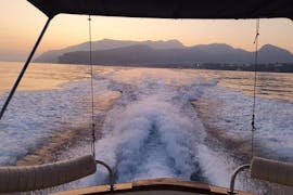La scia della barca al tramonto durante la Gita in barca privata intorno a Sorrento al tramonto con alba di Sorrento.