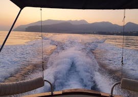 La scia della barca al tramonto durante la Gita in barca privata intorno a Sorrento al tramonto con alba di Sorrento.
