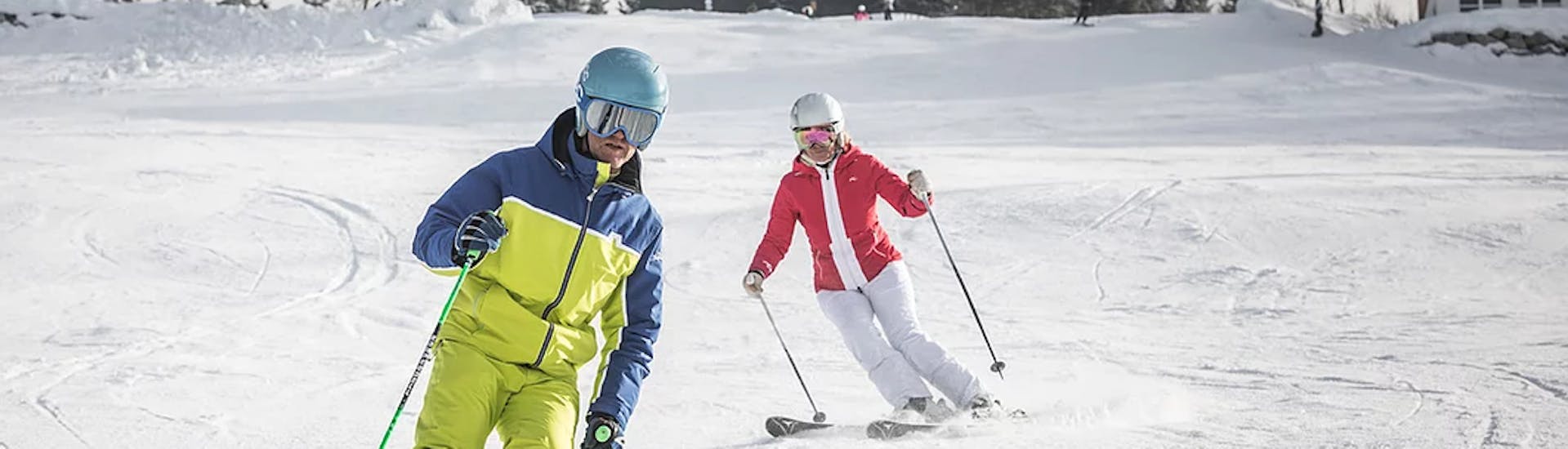 During the private ski course for adults in SalzburgerLand, a skier learns how to ski with her private ski instructor from deinskicoach.at.