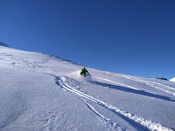 Ein Skifahrer nimmt bei Family Skiing Zermatt am Privatunterricht für Fortgeschrittene abseits der Piste teil.