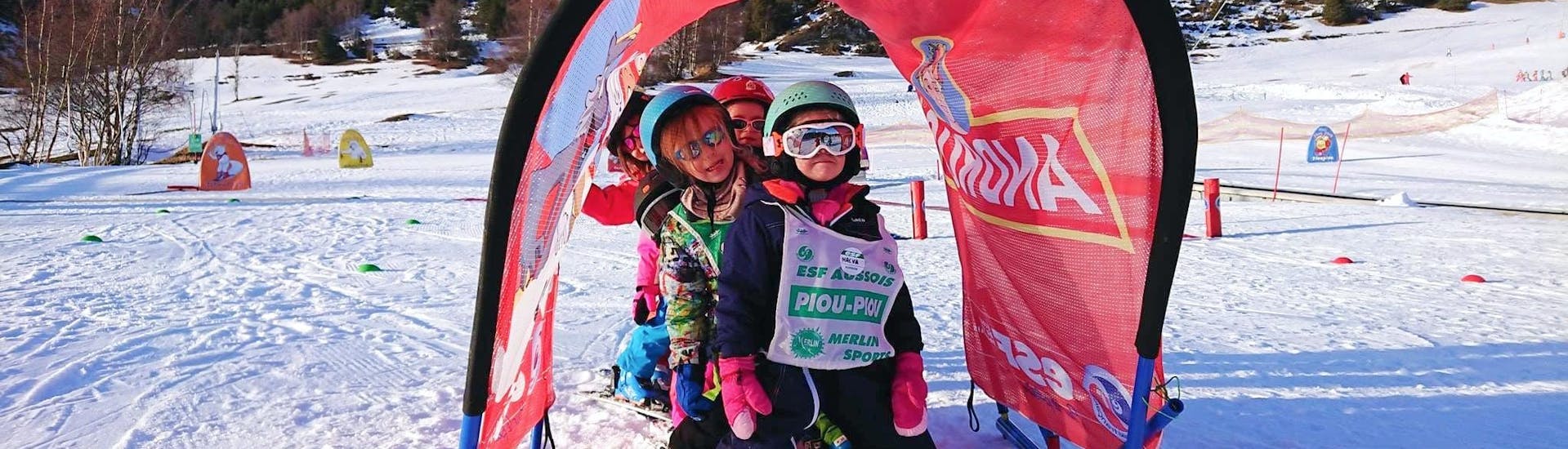Kinderen spelen spelletjes om te leren skiën tijdens hun kinderskilessen (3-5 jaar) voor beginners met de skischool ESF Aussois.