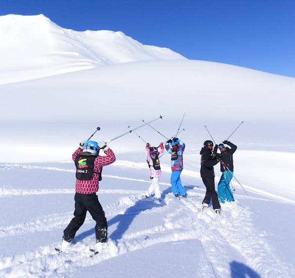 Die Kinder fahren während des Kinderskikurses (4-17 Jahre) für alle Levels  fröhlich einen Hang hinunter mit der Skischule Evolution 2 Val Thorens.