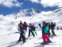 Kinderen staan op de top van de berg, klaar om naar beneden te skiën van de piste tijdens hun Kinderskilessen (4-17 j.) voor Alle Niveaus met de skischool Evolution 2 Val Thorens.