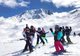 Kids are standing at the top of the mountain, ready to ski down the slopes during their Kids Ski Lessons (4-17 y.) for All Levels with the ski school Evolution 2 Val Thorens.