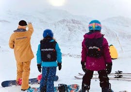 De snowboard-instructeur van de skischool Evolution 2 Val Thorens laat de piste zien aan de studenten waar ze zo vanaf zullen gaan tijdens hun Snowboardlessen (vanaf 4 j.) voor Alle Niveaus. 