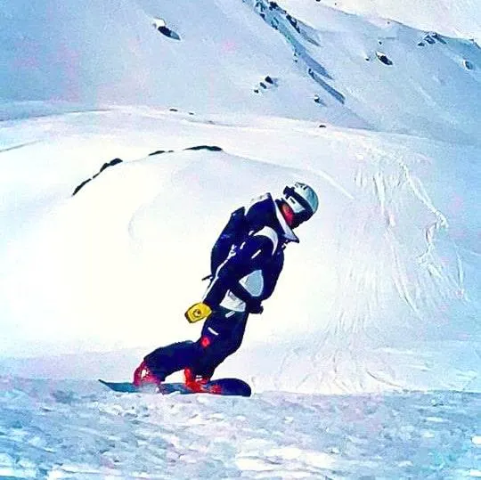 Cours particulier de snowboard avec École de ski Evolution 2 Val Thorens Un snowboardeur s'essaie au freeride lors de son Cours particulier de snowboard pour Tous niveaux avec l'école de ski Evolution 2 Val Thorens.