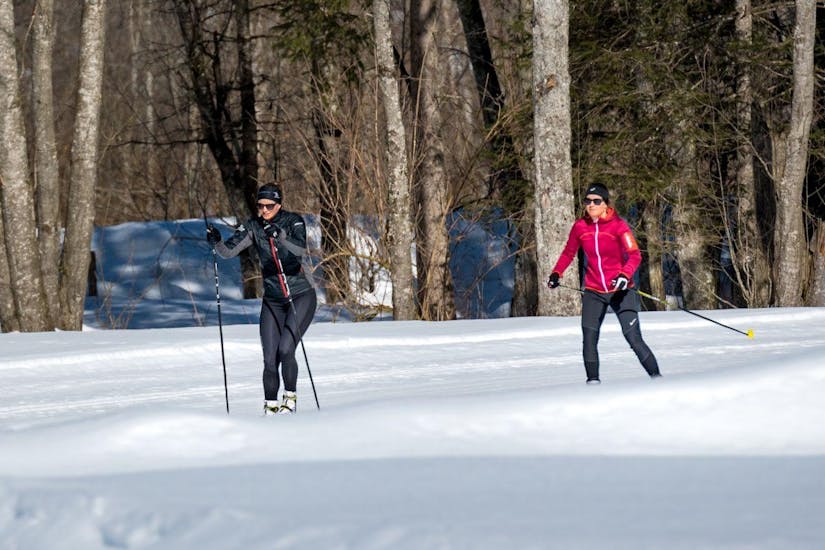 Eine Skilehrerin der Schweizer Skischule Grindelwald und ihr Schüler skaten beim Langlaufkurs Skating für alle Levels.