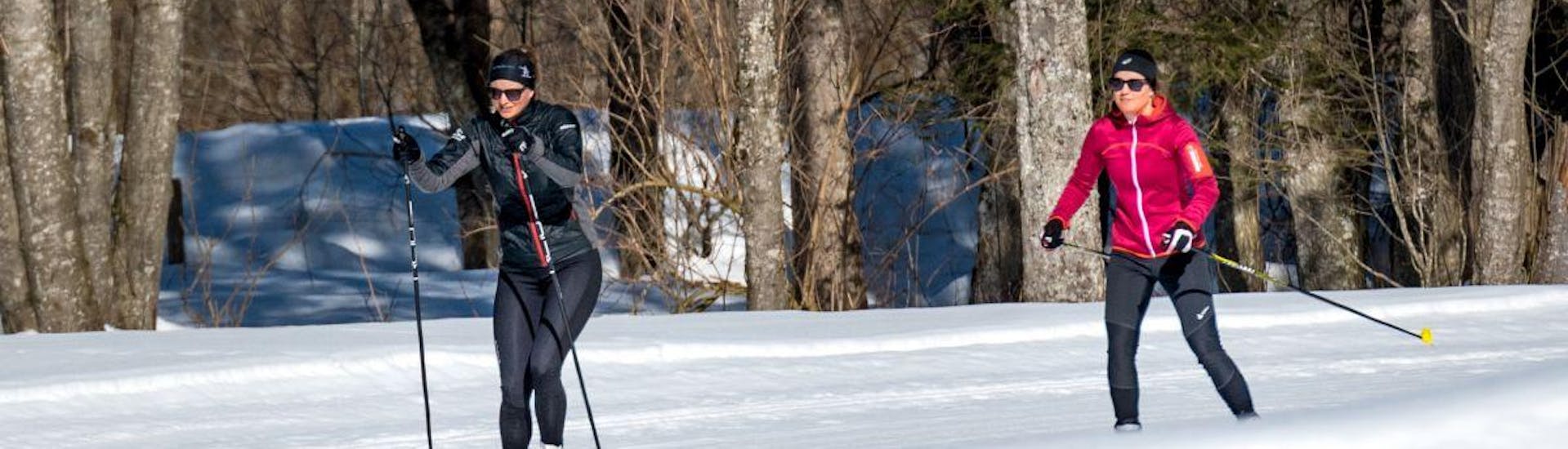 Ein Skilehrer der Schweizer Skischule Grindelwald und sein Schüler gleiten beim privaten Langlaufkurs Skating auf der Lombachalp gemeinsam durch die verschneite Winterlandschaft.
