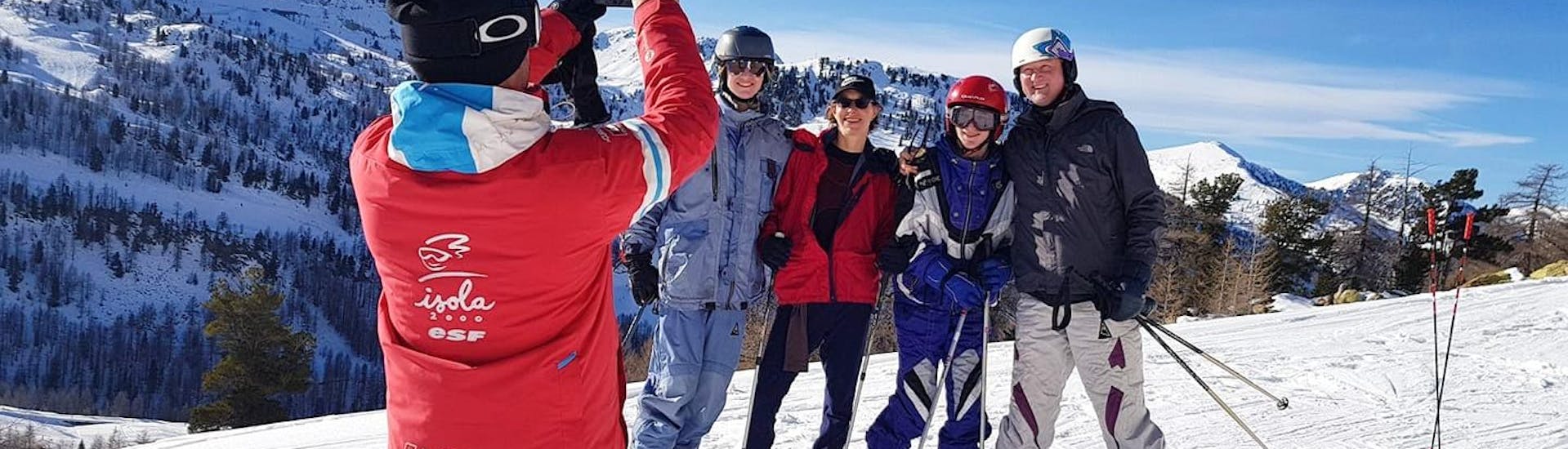 Un moniteur de ski de l'école de ski ESF Isola 2000 prend une photo de ses skieurs pendant leur Cours de ski Ados & Adultes pour Tous niveaux.