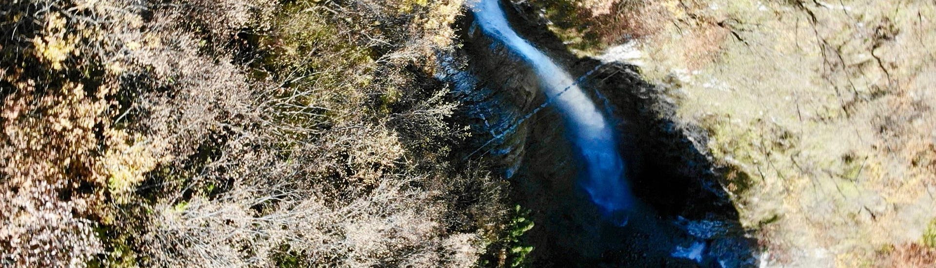 Ein beeindruckender Wasserfall kann auf dem Klettersteig Signora delle Acque bewundert werden mit LOLgarda von LiveOutdoorLife.