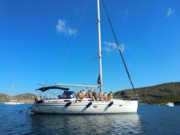 Giro in barca a vela nella Baia di Palma con bagno in mare con DayCharter Mallorca.