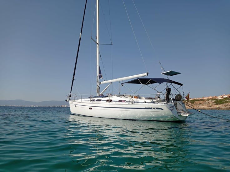 Giro in barca a vela nella Baia di Palma con bagno in mare.