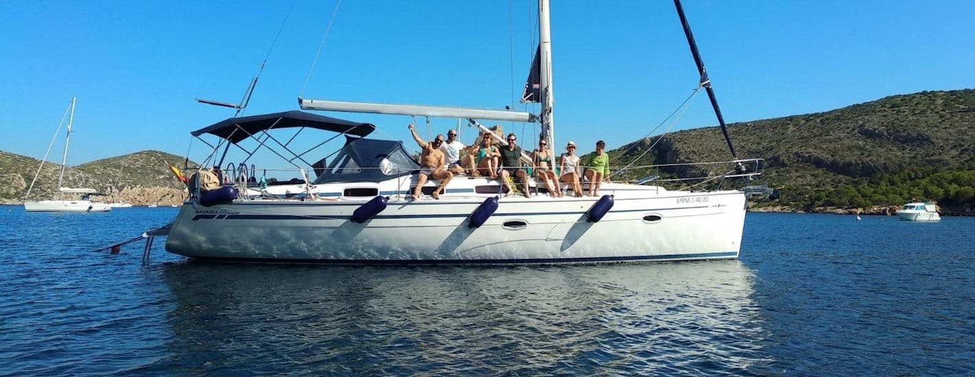 En la bahía de Palma de Mallorca se encuentra un tour privado en velero de DayCharter.es con la preciosa costa.