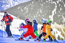 Eine Gruppe Kinder beim Kinder-Skikurs (4-12 J.) für alle Levels mit Skischule Olympic Hugo Nindl Axamer Lizum.