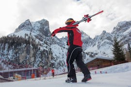 Ein Erwachsener genießt seinen Skikurs für Erwachsene aller Levels mit Skischule Olympic Hugo Nindl Axamer Lizum.