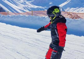 Ein junger Snowboarder während dem Snowboardkurs (ab 4 J.) für alle Levels mit Skischule Olympic Hugo Nindl Axamer Lizum.