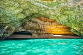 Vista de las hermosas cuevas de Benagil durante un viaje privado en barco desde Portimao a las cuevas de Benagil con Seadventure Boat Trips Algarve.