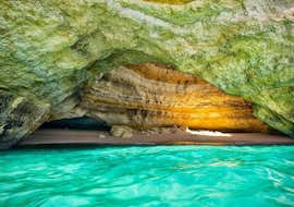 Privéboottocht van Portimão naar de Benagil Grot en Praia da Marinha met Seadventure Boat Trips Algarvedventure Boat Trips Algarve. Uitzicht op de prachtige grotten van Benagil tijdens een Privéboottocht van Portimão naar de Benagil Grot en Praia da Marinha met Seadventure Boat Trips Algarve.