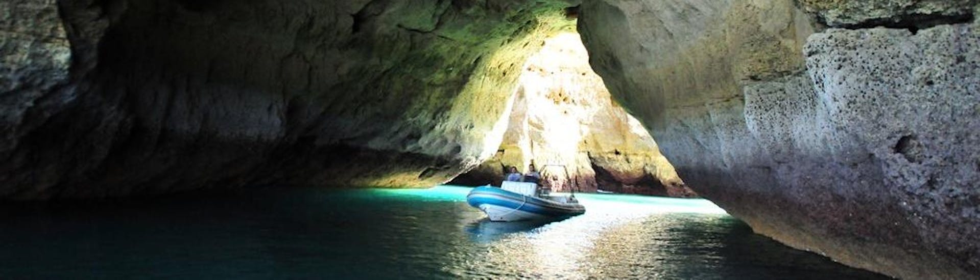 Sicht auf Boot in Höhlen auf der Privaten Bootstour zur Benagil-Höhle & Praia da Marinha mit Seadventure Boat Trips Algarve.