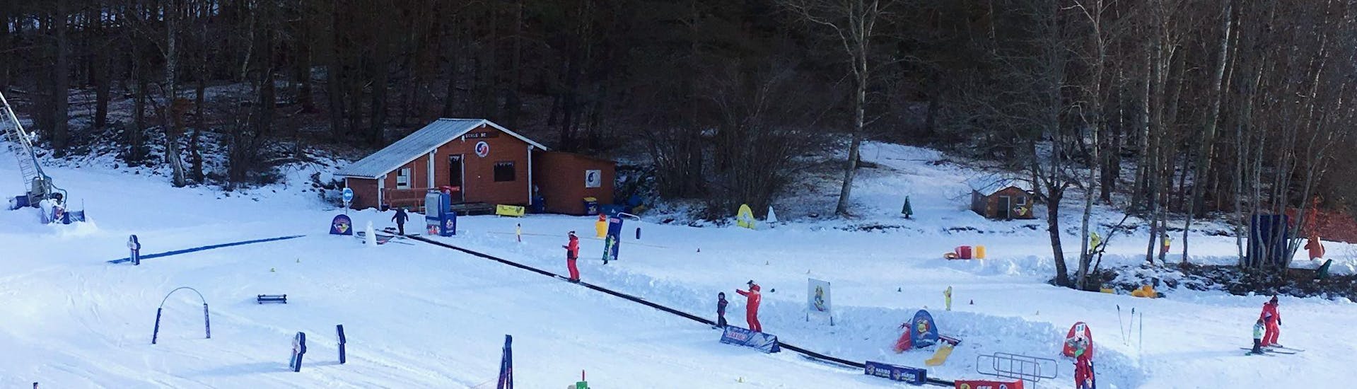 Les enfants évoluent dans l'environnement sécurisé du jardin d'enfants pour apprendre les bases du ski pendant leur Premier Cours de ski Enfants (3-4 ans) avec l'ESF Montclar.