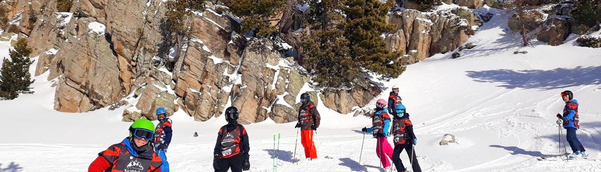 Des enfants passent un excellent moment sur les pistes pendant leur Cours de ski Enfants (5-12 ans) pour Tous niveaux avec l'école de ski ESF Montclar.