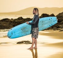 Een deelnemer wacht op het perfecte moment om in het water te springen tijdens zijn privé surfles in Famara beach met Surf&SUP School3s Lanzarote.