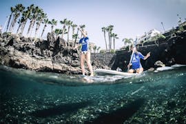 Zwei Teilnehmer genießen die geführte SUP-Tour in Puerto del Carmen mit der Surf&SUP School3s Lanzarote.