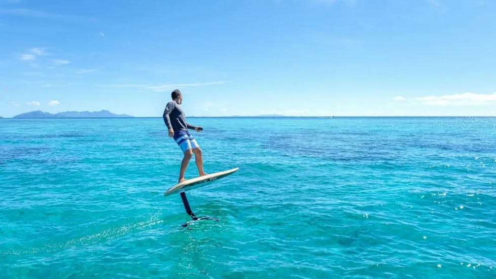Ein Mann übt mit Take Off Ibiza das E-Foil auf einem Fliteboard.