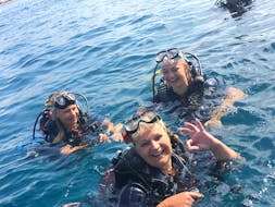 A family just completed their SSI Discover Scuba Diving in Fréjus with Alpha Beluga Plongée.