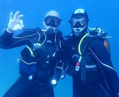 Deux amis sont sous l'eau et font une de leurs plongées obligatoires en pleine mer pendant leur Cours de plongée SSI Open Water Diver à Fréjus pour Débutant avec Alpha Beluga Plongée.