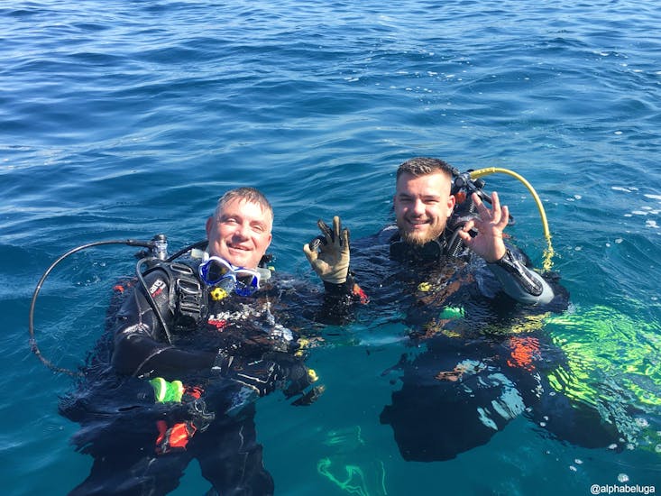 Deux amis sont heureux d'avoir choisi un Cours de plongée SSI Open Water Diver à Fréjus pour Débutants avec Alpha Beluga Plongée.