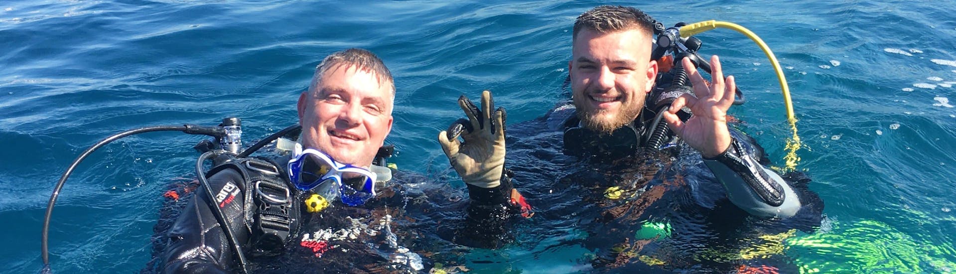 Two friends are happy to have chosen the SSI Open Water Diver Course in Fréjus for Beginners with Alpha Beluga Plongée.