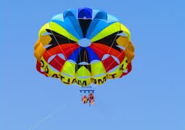 Parasailing in Malta in St Julian's Bay mit Flytimemalta Zwei Mädchen genießen die atemberaubende Aussicht auf die maltesische Küste von oben während eines Parasailing-Fluges in St.George's Bay mit Flytimemalta.