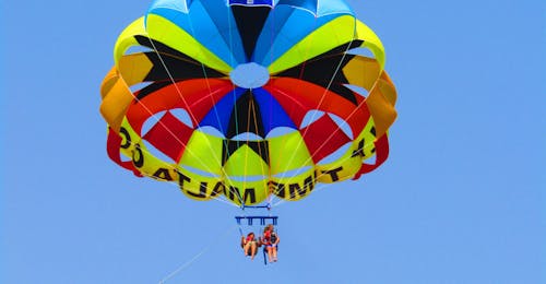 Parasailen in Malta in St Julian's Bay met Flytimemalta Twee meiden genieten van het uitzicht over Malta tijdens het parasailen in St George's Bay met Flytimemalta.