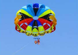 Deux filles profitent de la vue imprenable sur la côte maltaise depuis le ciel lors d'un vol en parachute ascensionnel à St George's Bay avec Flytimemalta.