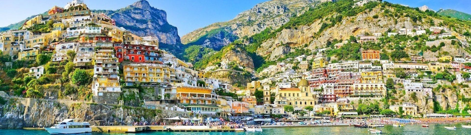 Het uitzicht op Amalfi vanaf de zee is een van de hoogtepunten van deze Privé Boottocht van Sorrento naar Positano en Amalfi.