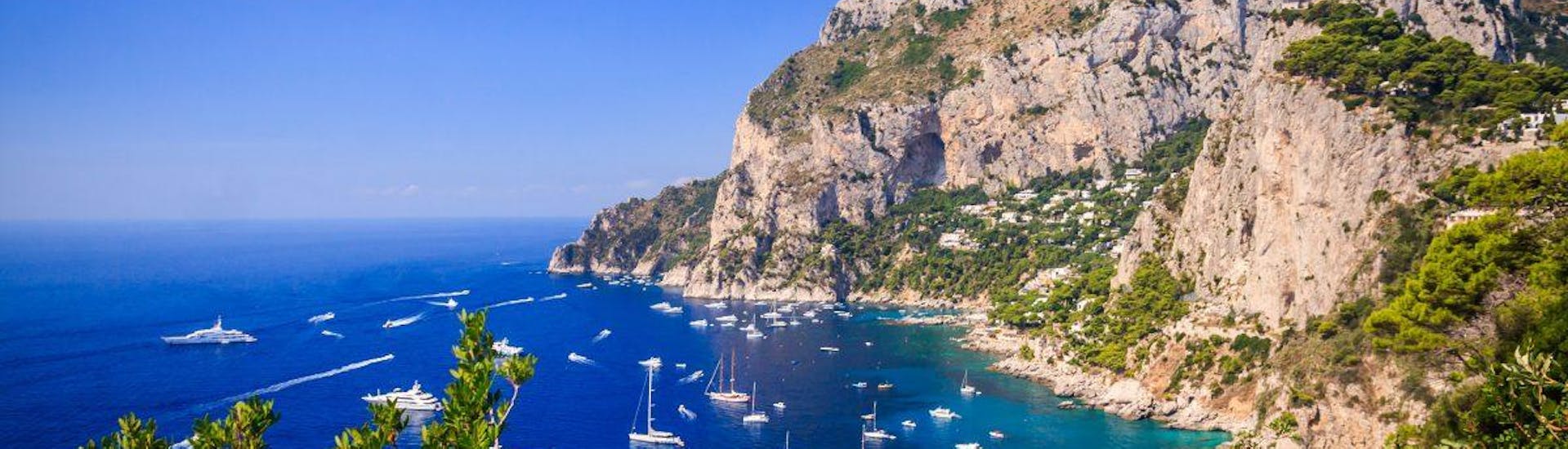 Puoi vedere il bellissimo porto di Capri in questa gita in barca da Torre del Greco ed Ercolano a Capri.